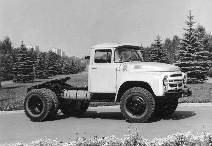 Грузовой седельный тягач ЗИЛ-130