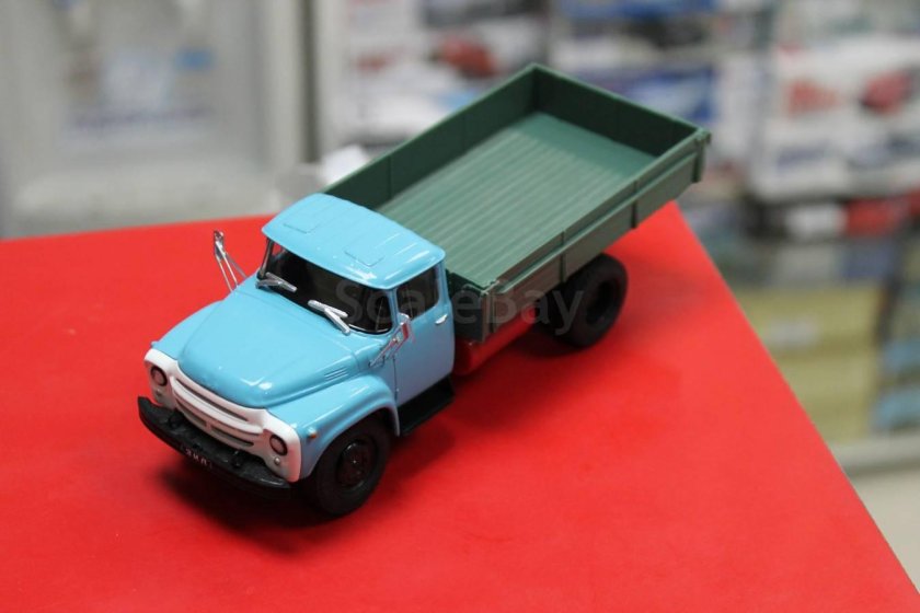 ЗИЛ-138и. Голубого цвета.