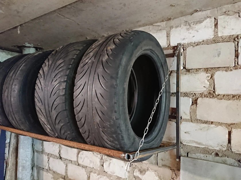 Полка для колес в гараже