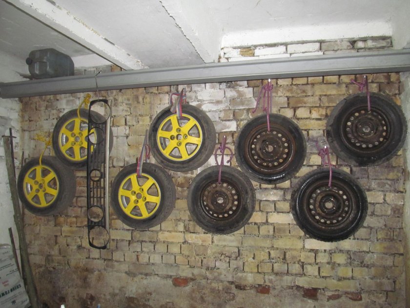 Подвесы для колес в гараже