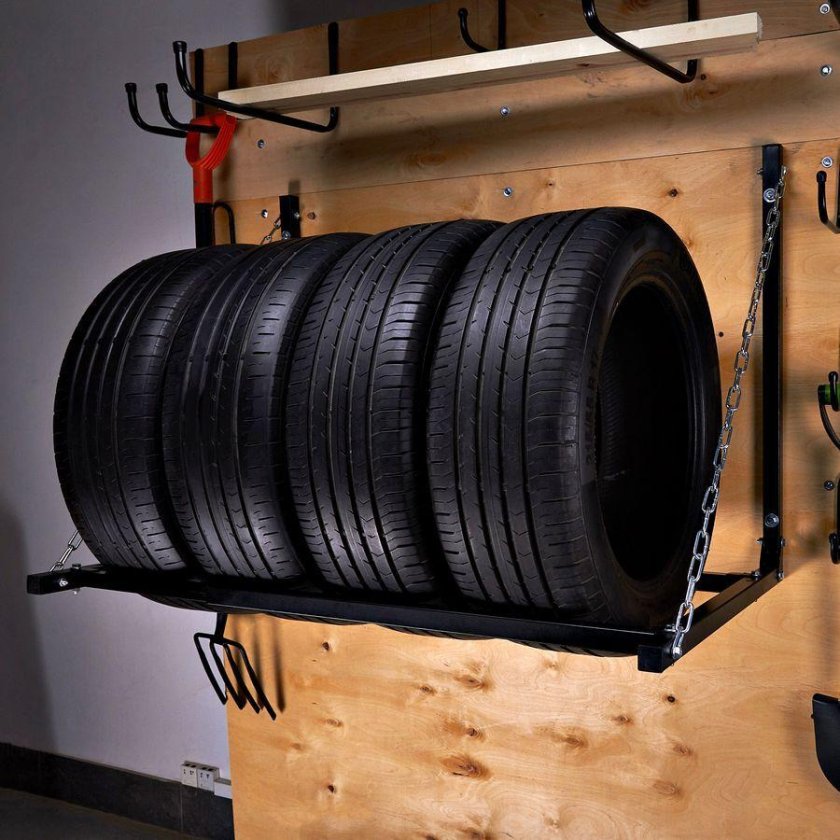 Выкаченное из гаража колесо