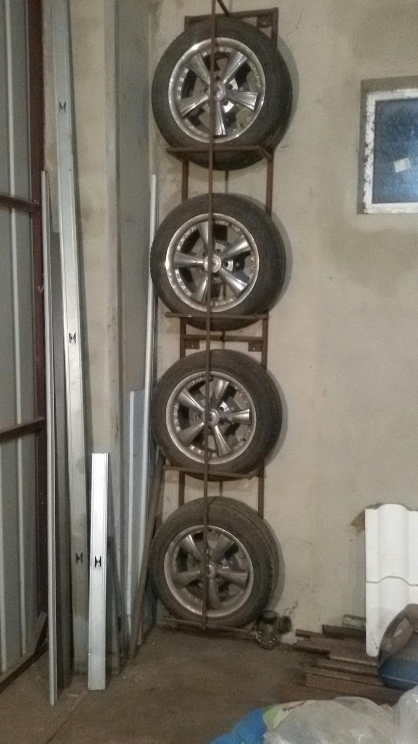 Приспособление для хранения колес