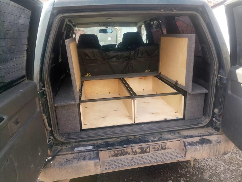 Isuzu Trooper, 1993 салон багажник