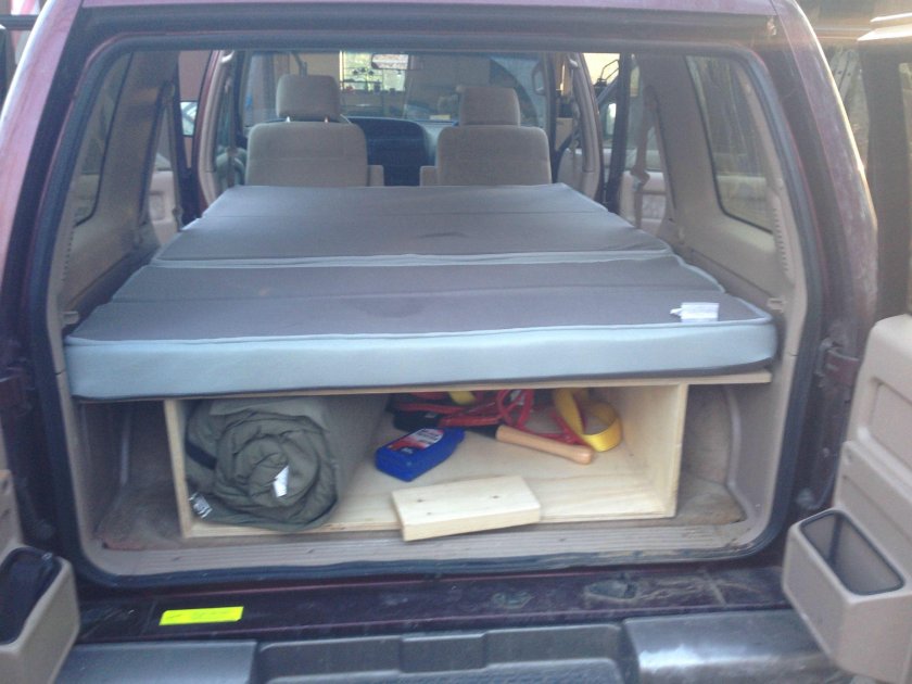 Шторка багажника на Исузу Трупер