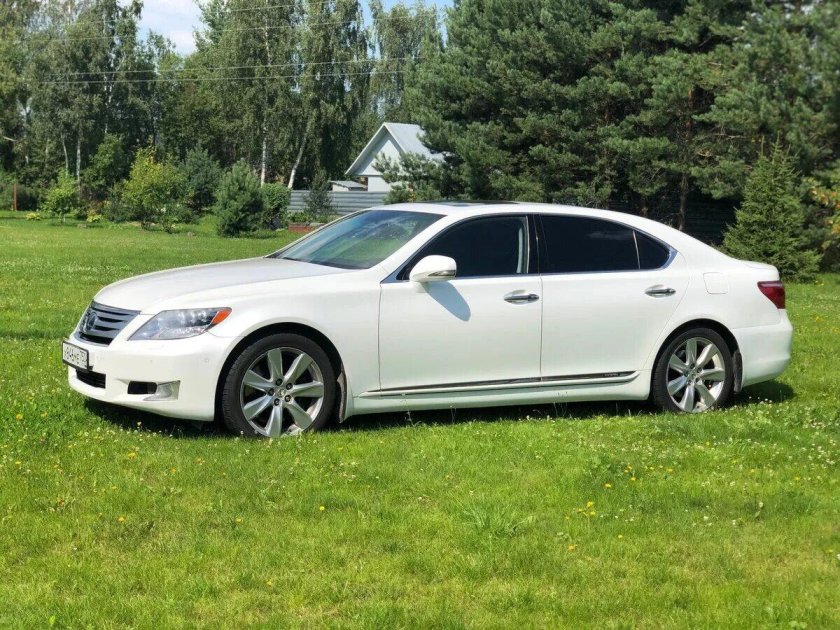 Белый Лексус лс 600