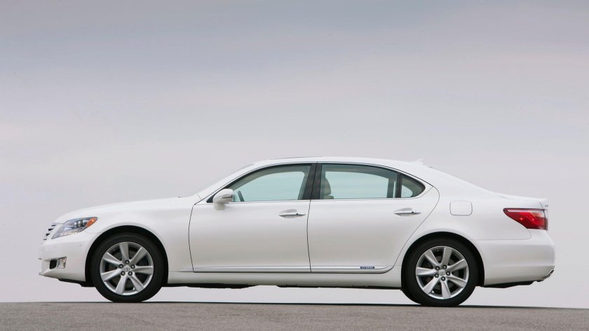 Лексус 600 седан