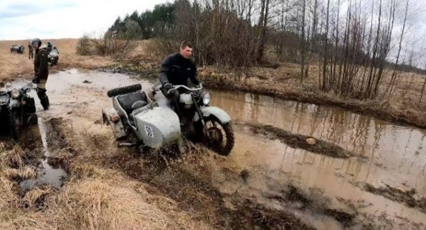 Гонки на мотоциклах Урал с коляской по бездорожью
