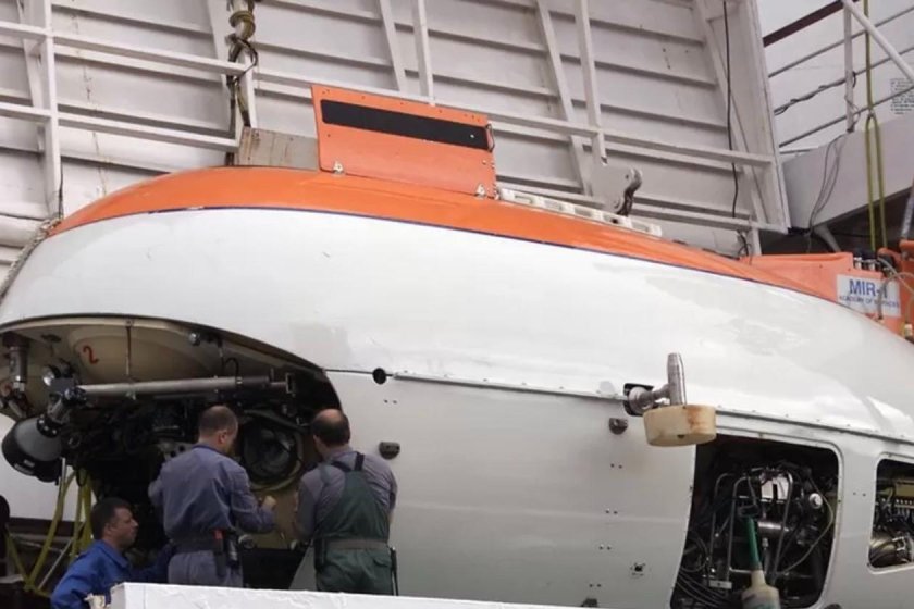 Дверь самолета