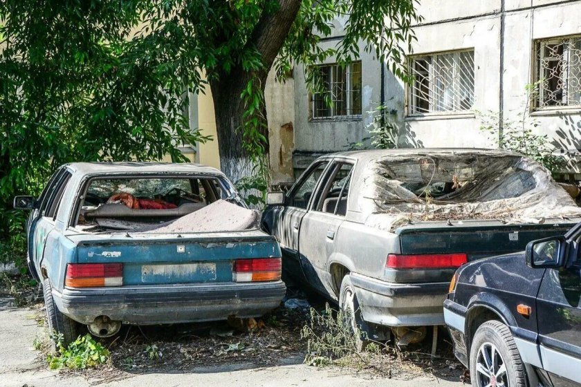 Заброшенный автомобиль во дворе