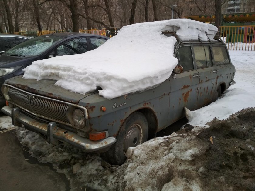 Заброшенное авто во дворе