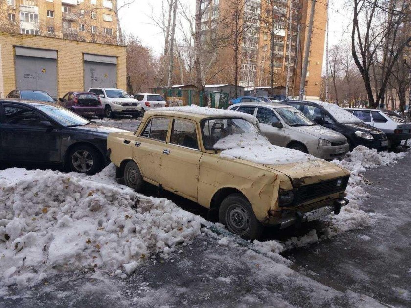 Заброшенное авто во дворе