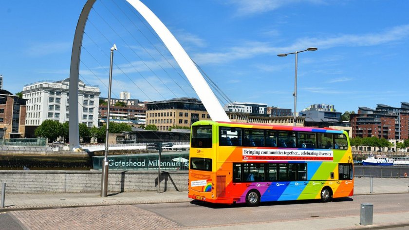 Автобус разноцветный свет