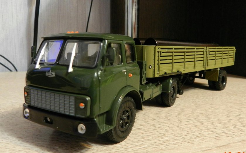 МАЗ-200в с полуприцепом МАЗ-5215