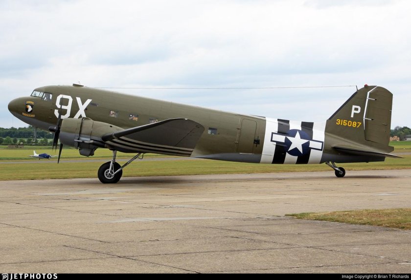 Douglas c-47b Skytrain вертикальные обои