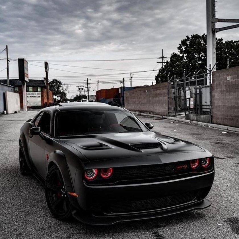 Чёрный доджи челенжер