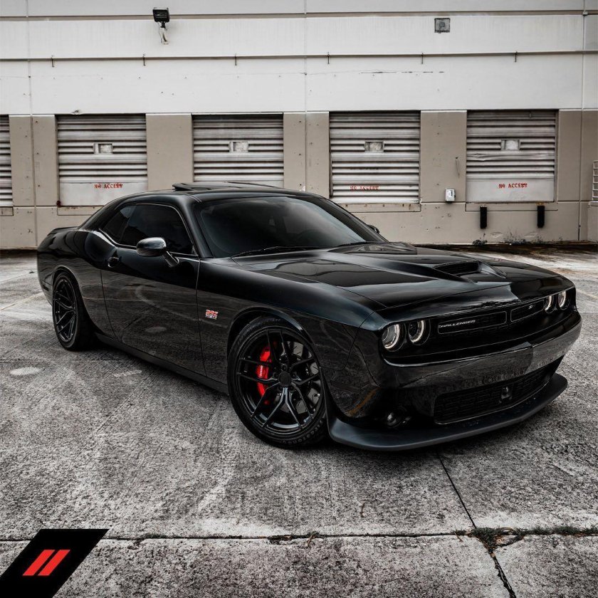 Dodge Challenger черный