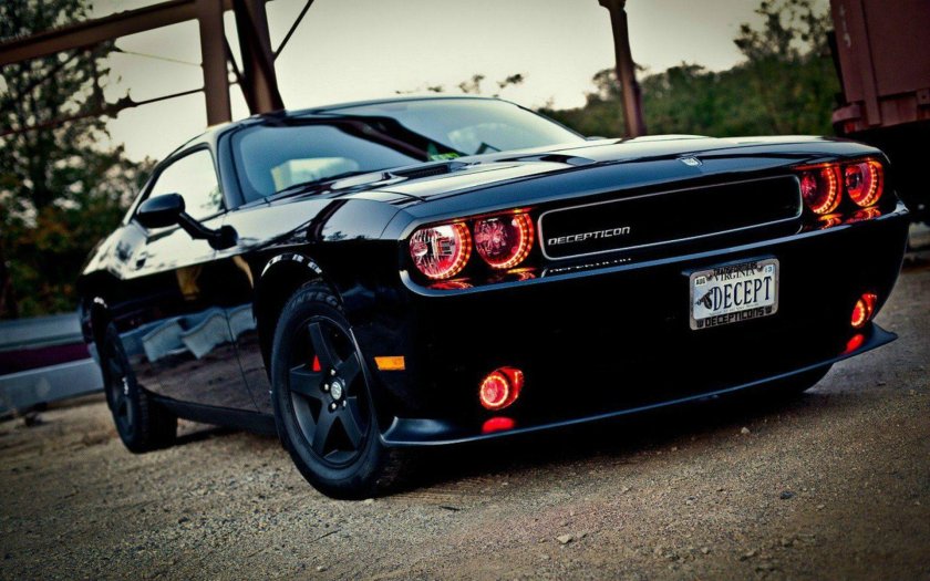 Додж Челленджер черный с красными фарами