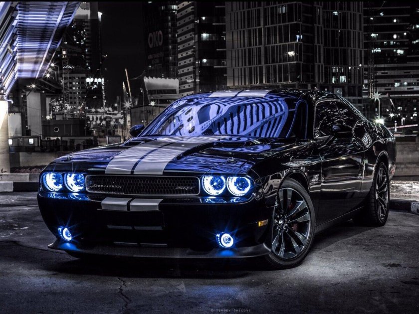 Машина Додж Челленджер черный