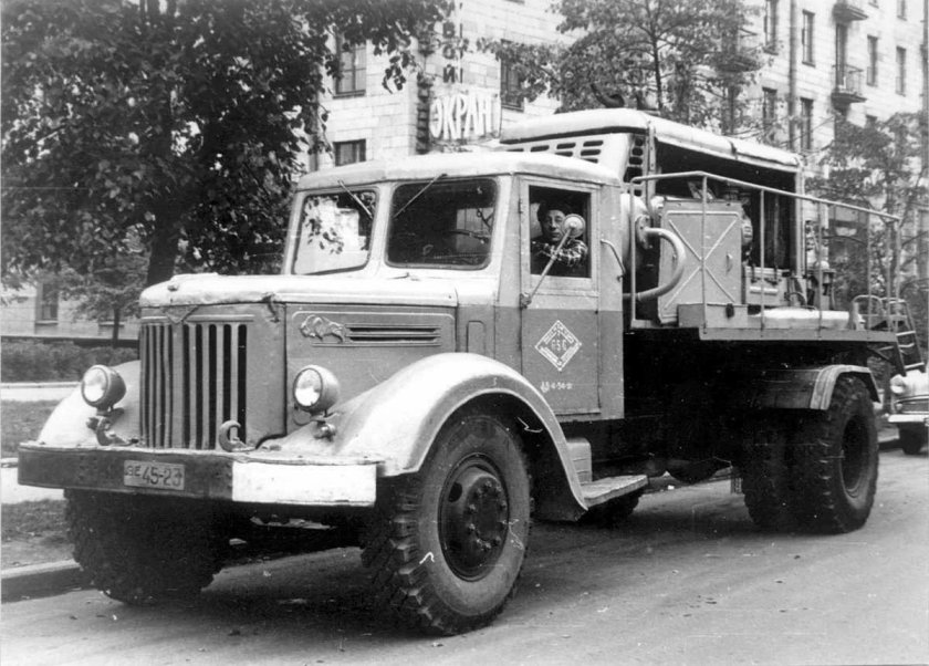 МАЗ-200 автомобиль