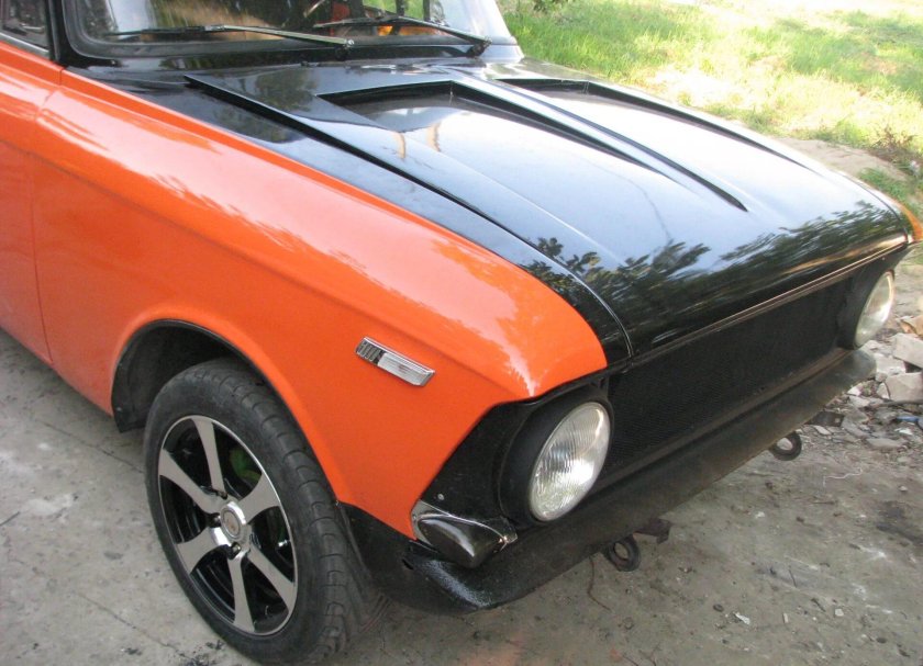 Черный тюнингованный Москвич 412