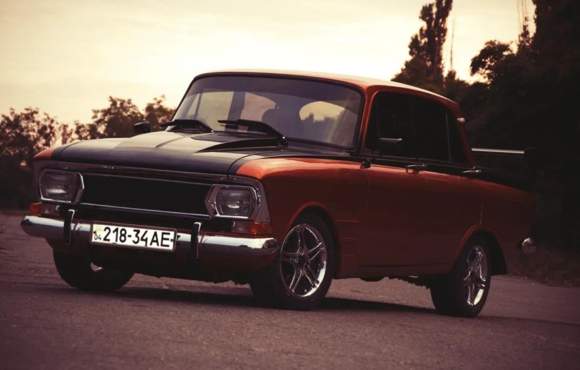 Черный тюнингованный Москвич 412