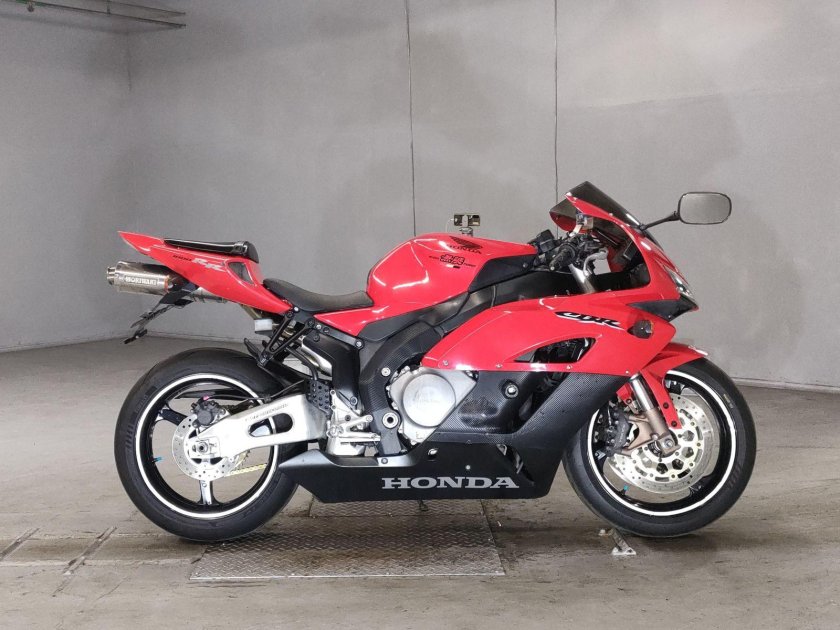 Honda cbr1000rr 2005 года