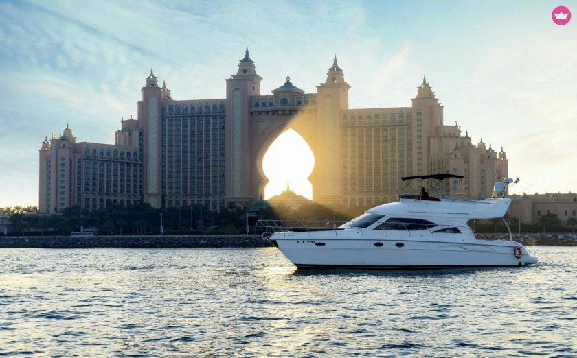 Яхта Лотус в Дубае