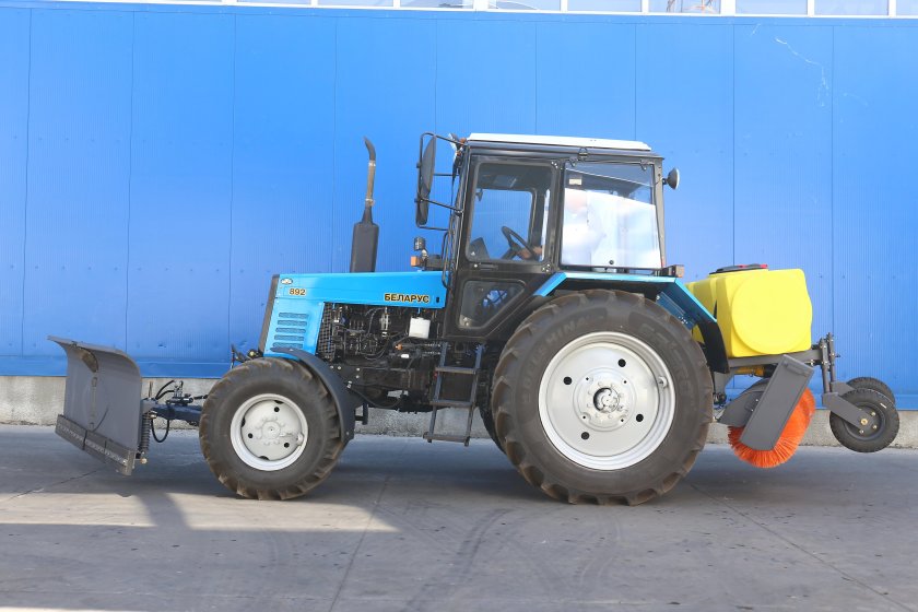 МК-7 машина Коммунальная щетка с поливом МКП