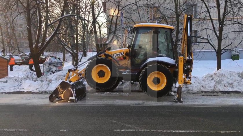 Снегоуборочный трактор ГБУ Жилищник