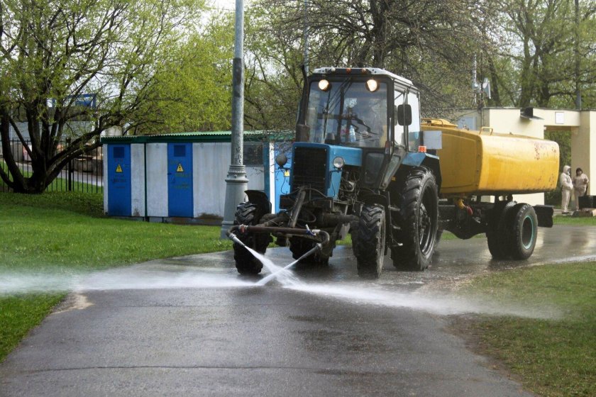 Поливают асфальт Узбекистан