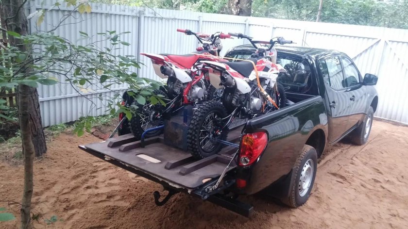 Mitsubishi l200 с мотоциклом