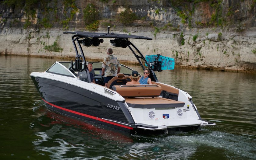 Катер Cobalt r8