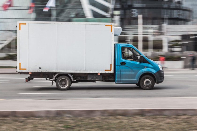 Газель на дороге