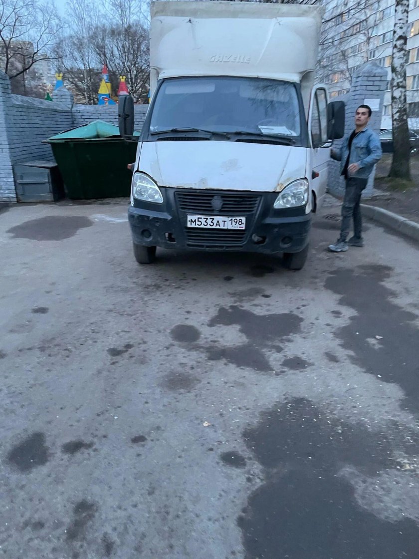 Газель во дворе жилого дома