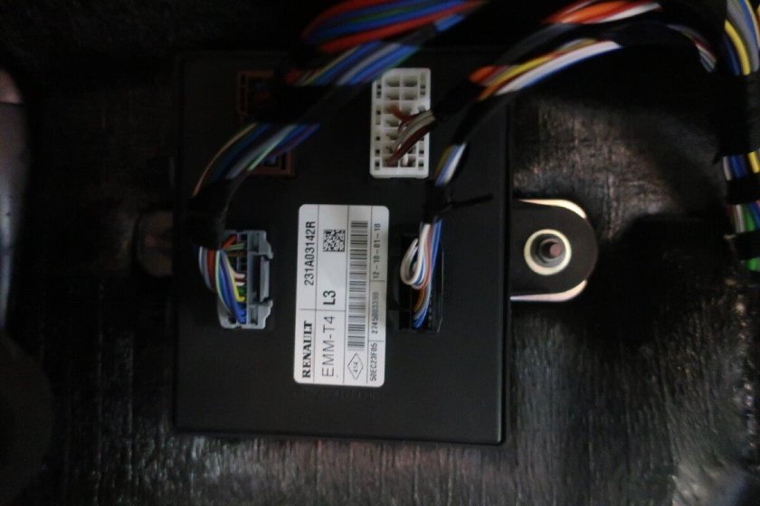 Какие стоят болты в багажнике на задней панели Веста