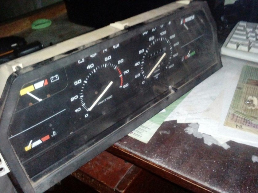 Щиток приборов Москвич 2126