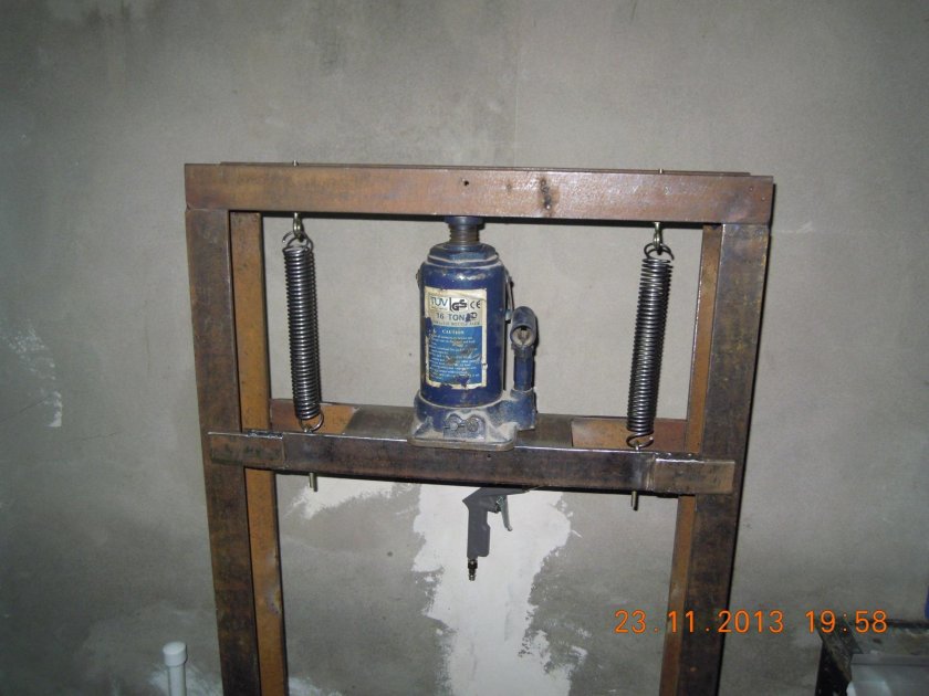 Пресс из гидравлического домкрата