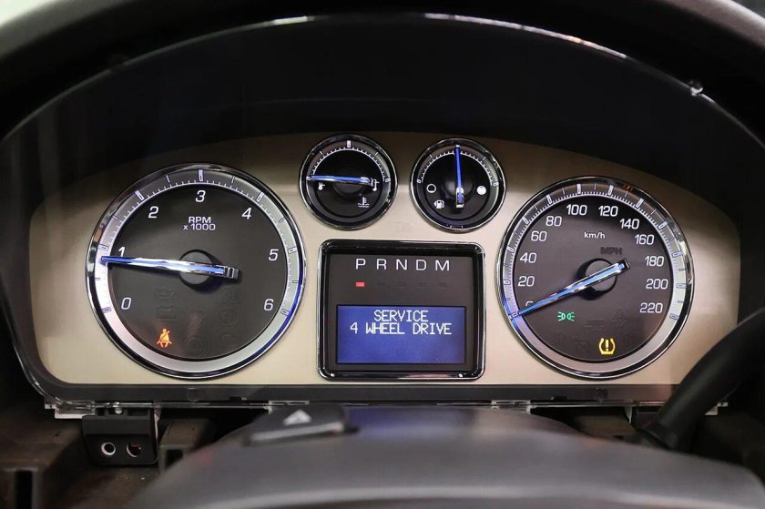 Кадиллак Эскалейд панель приборов