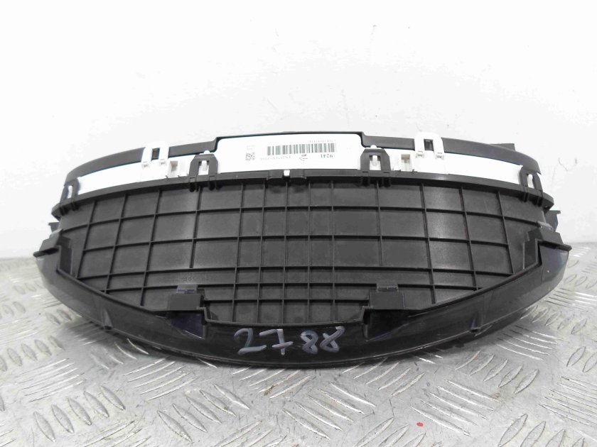 Cadillac Escalade панель приборов