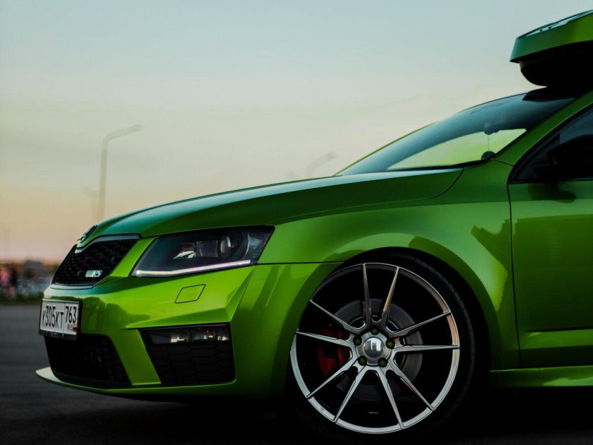 Шкода Октавия зеленая