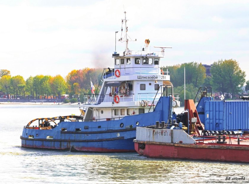 Шлюзовой теплоход