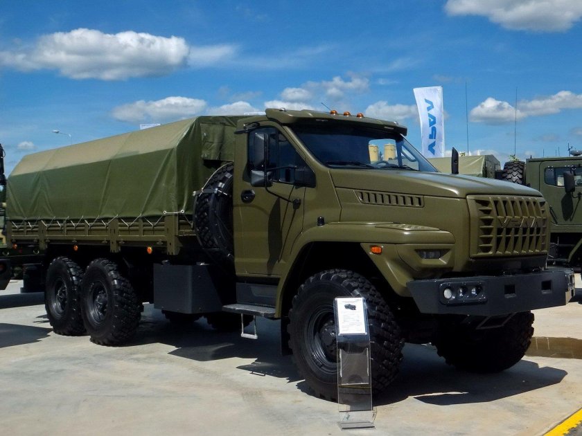 Военный тягач Урал 63704
