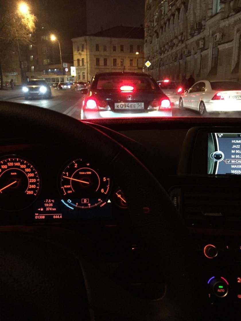За рулем БМВ ночью зимой