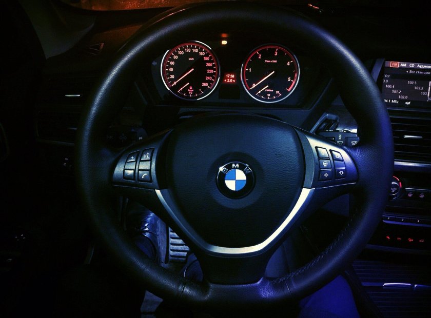За рулем БМВ х6