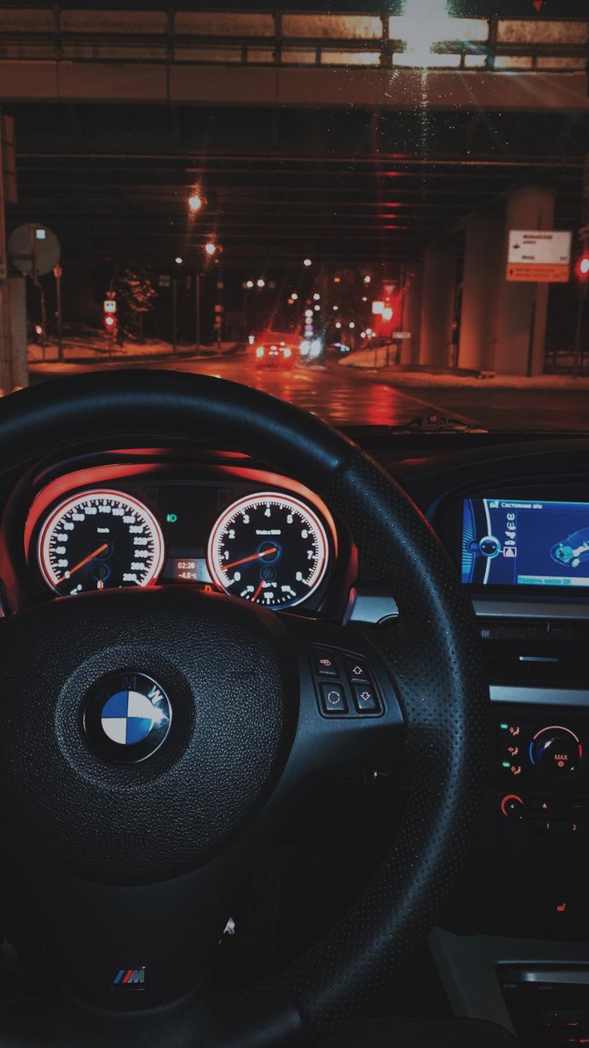 За рулем БМВ