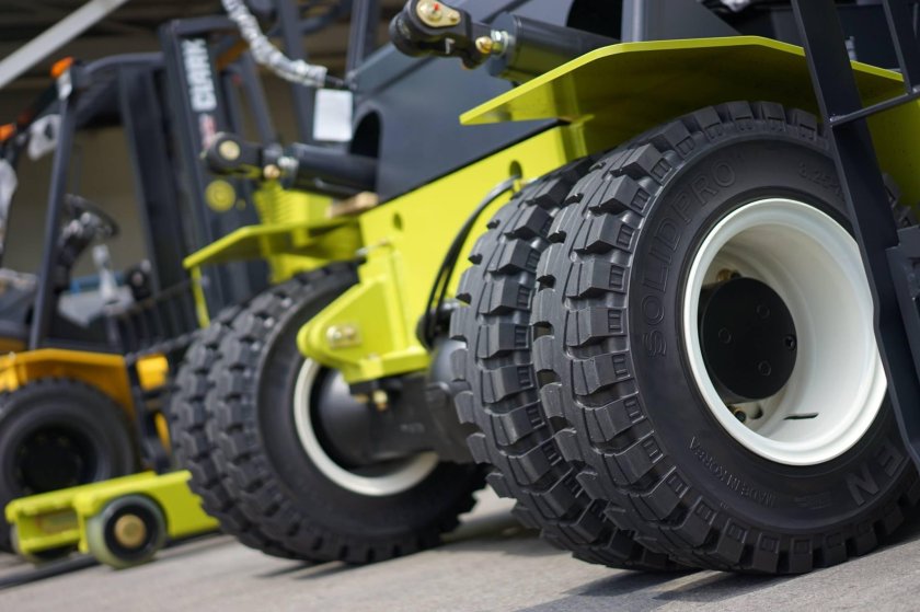 Колесо на погрузчик Комацу-30 6.50-10 NHS