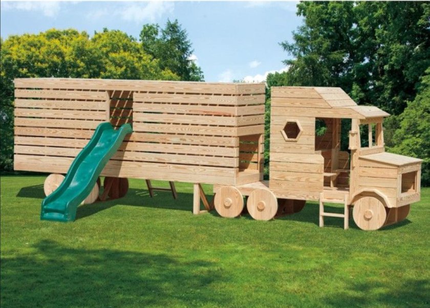 Машинка из дерева для детской площадки
