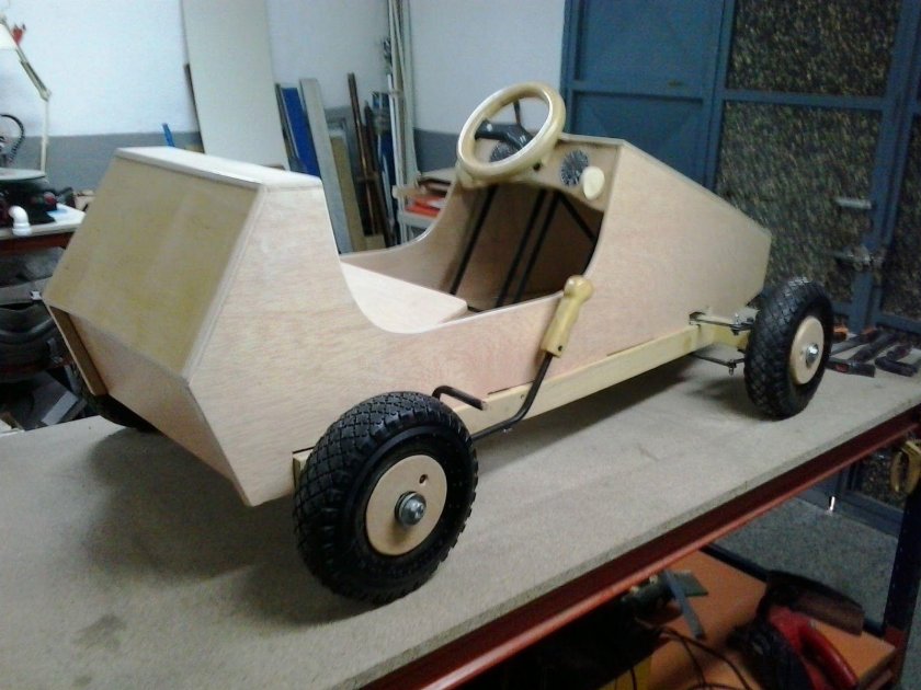 Деревянный автомобиль