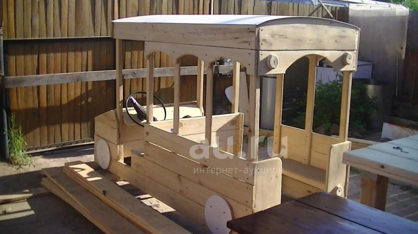 Деревянная машина для детской площадки