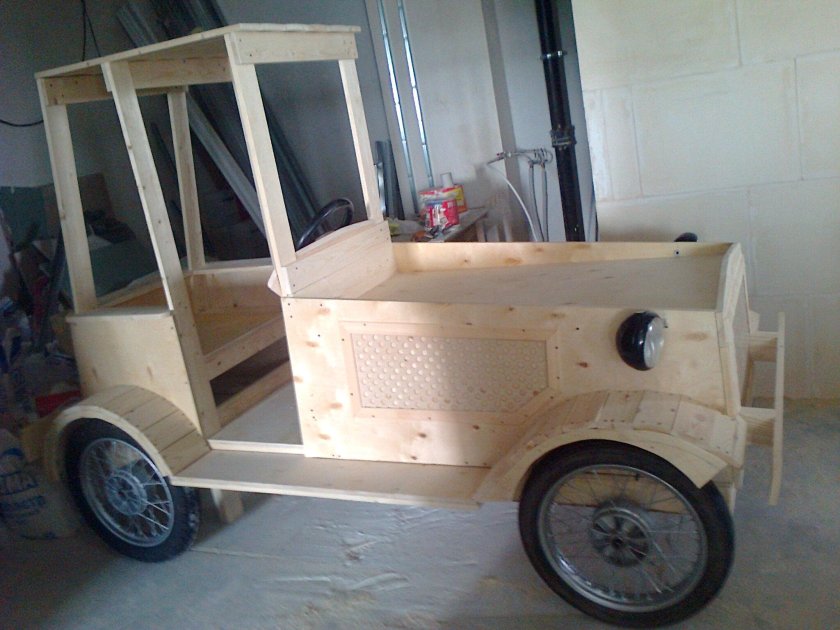 Деревянный детский автомобиль